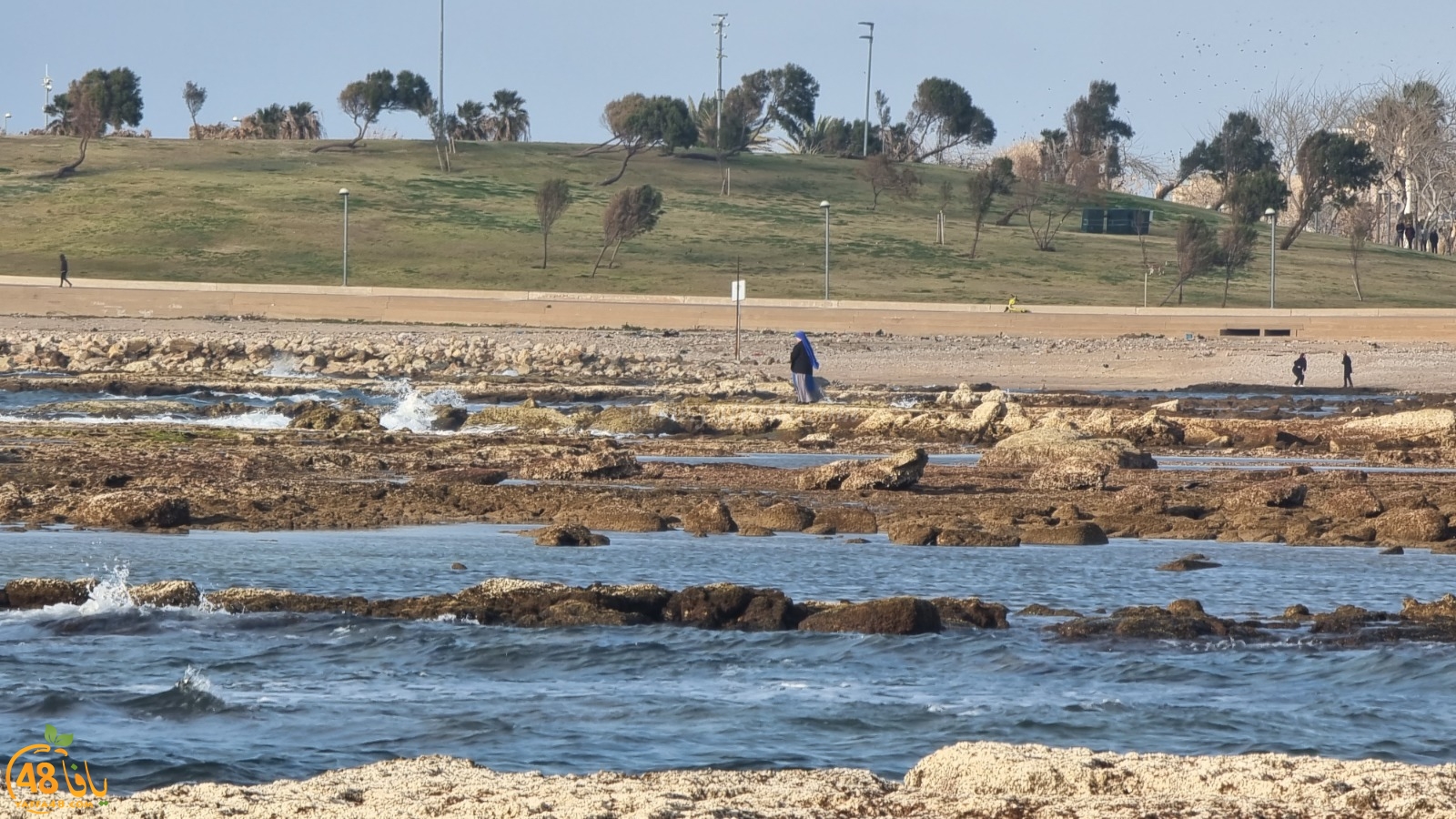 ظاهرة طبيعية تُثير المخاوف.. تراجع منسوب مياه البحر على شواطئ يافا